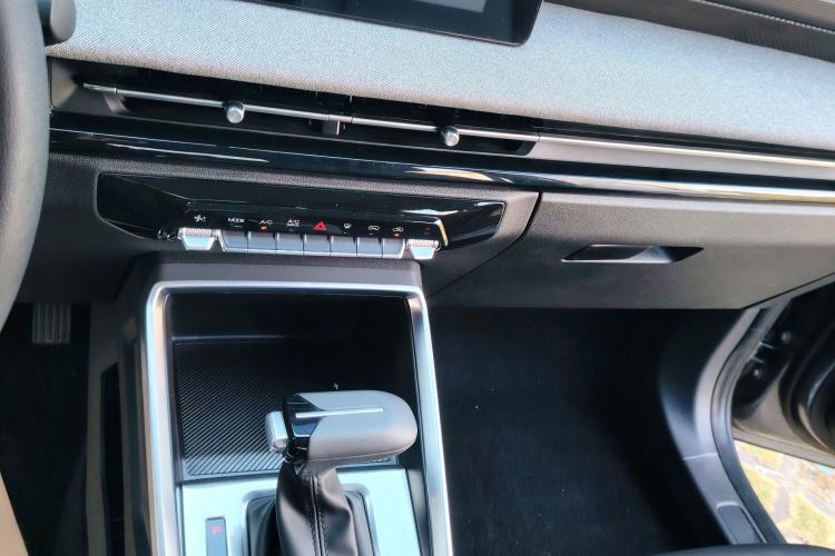 Used Wuling Alvez 2022 1.5L CVT Comfort Edition Gear Lever