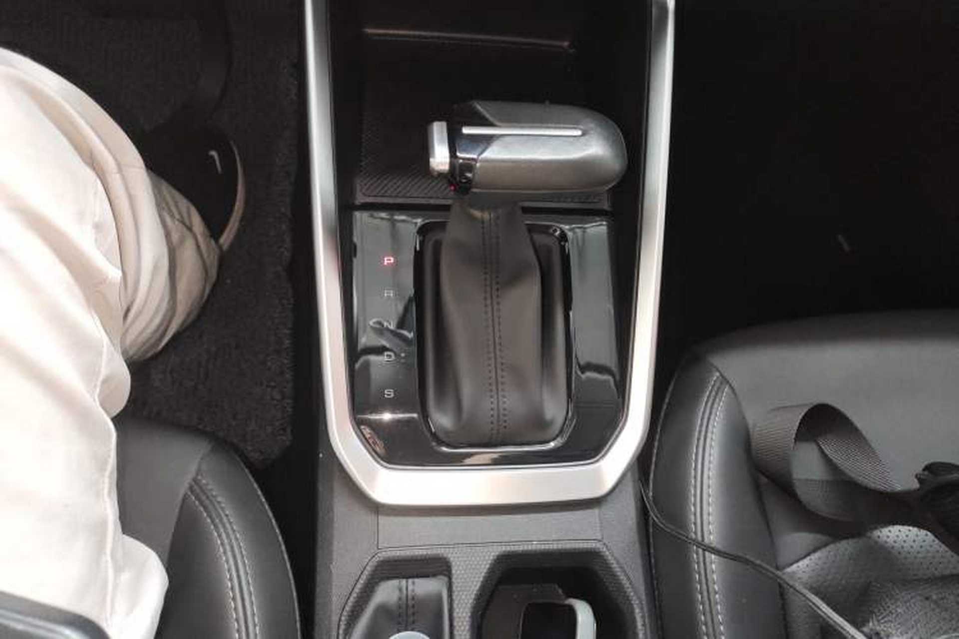Used Wuling Alvez 2022 1.5L CVT Comfort Edition Gear Lever
