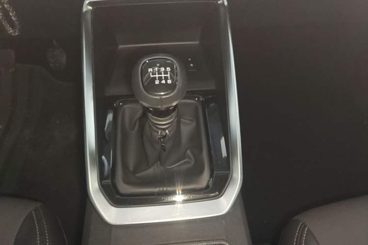 Used Wuling Alvez 2022 1.5L Manual Comfort Version Gear Lever