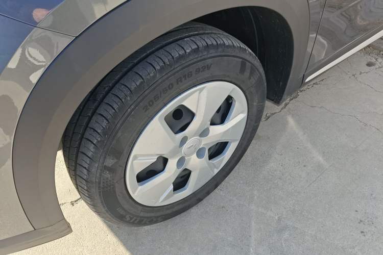 Used Wuling Alvez 2022 1.5L Manual Free-Style Model Left Front Wheel Hub