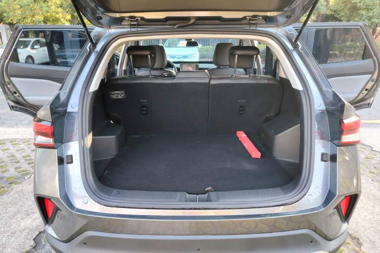 Used Wuling Alvez 2022 1.5L CVT Comfort Edition Trunk