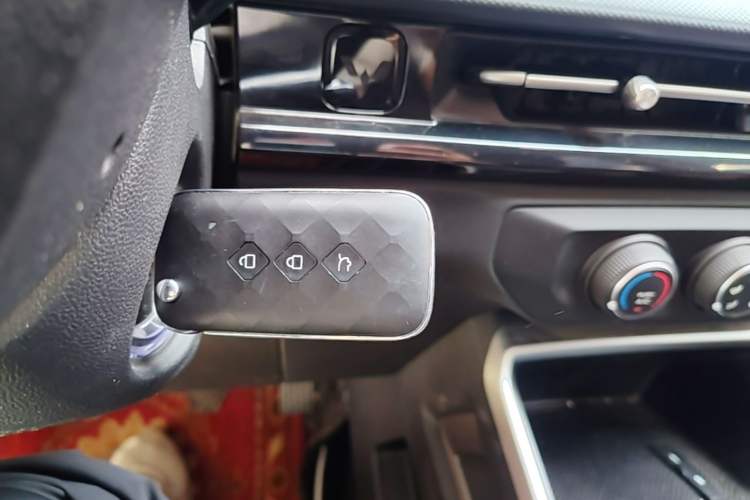 Used Wuling Alvez 2022 1.5L Manual Free-Style Model Vehicle Key