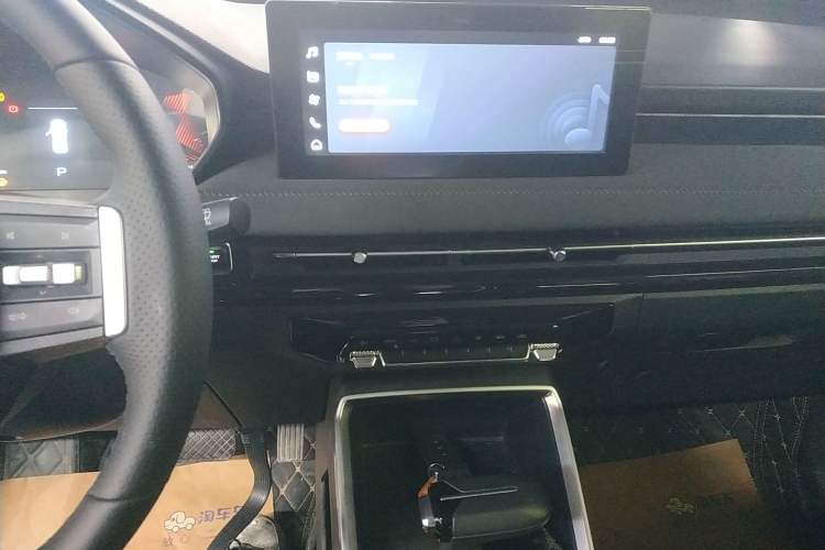 Used Wuling Alvez 2022 1.5L CVT Comfort Edition Audio And AC Panel
