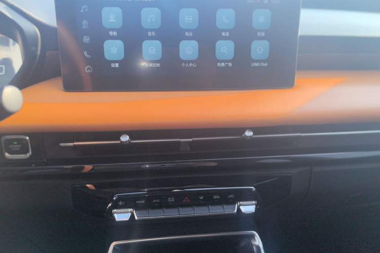 Used Wuling Alvez 2022 1.5T CVT Trendy & Cool Edition Audio And AC Panel