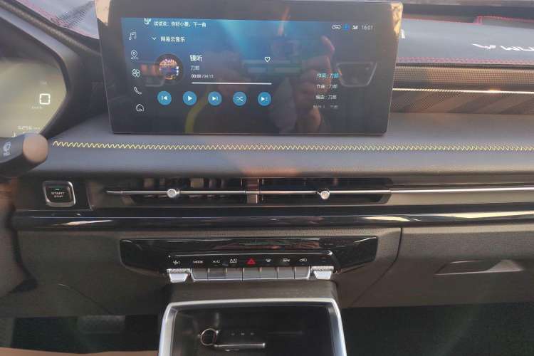 Used Wuling Alvez 2022 1.5T CVT Trendy & Cool Edition Audio And AC Panel