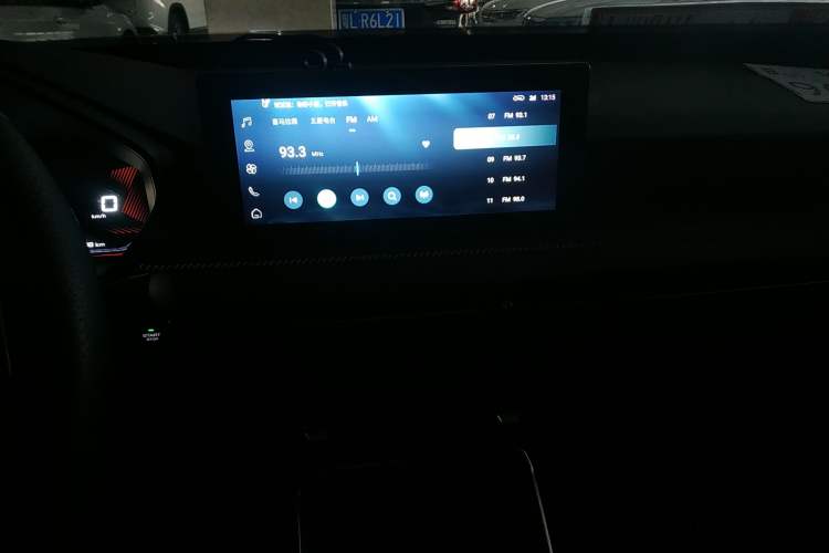 Used Wuling Alvez 2022 1.5T CVT Trendy & Cool Edition Audio And AC Panel