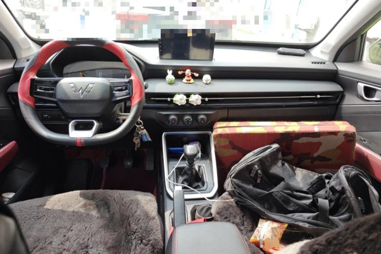 Used Wuling Alvez 2022 1.5L Manual Free-Style Model Center Console
