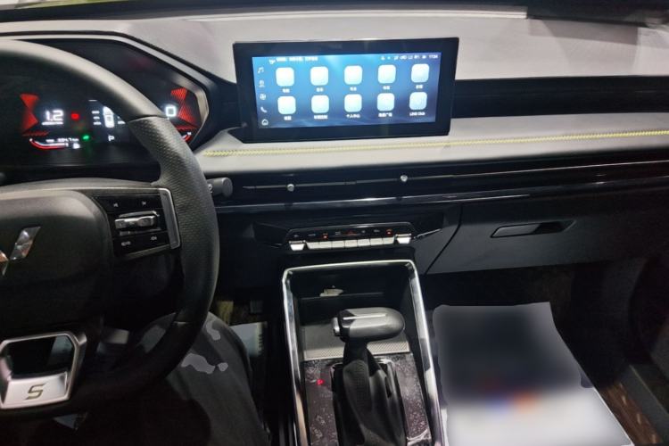 Used Wuling Alvez 2022 1.5T CVT Trendy & Cool Edition Center Console