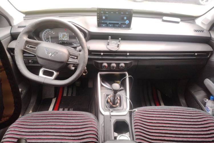 Used Wuling Alvez 2022 1.5L Manual Free-Style Model Center Console