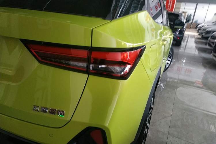 Used Wuling Alvez 2022 1.5T CVT Trendy & Cool Edition Exterior 3