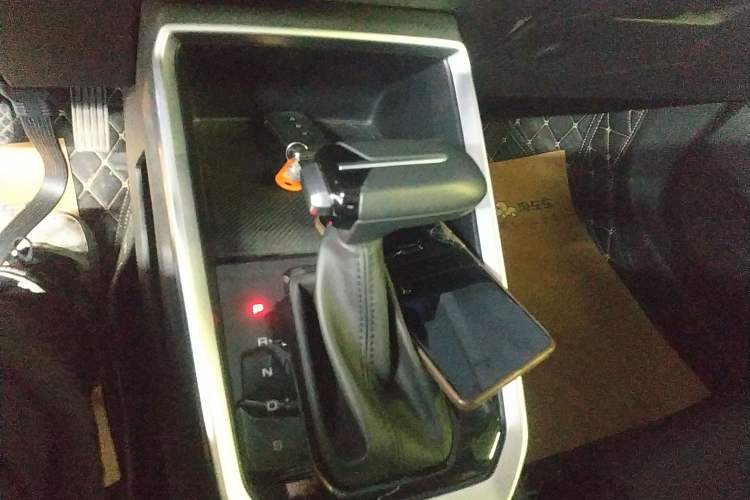 Used Wuling Alvez 2022 1.5L CVT Comfort Edition Gear Lever
