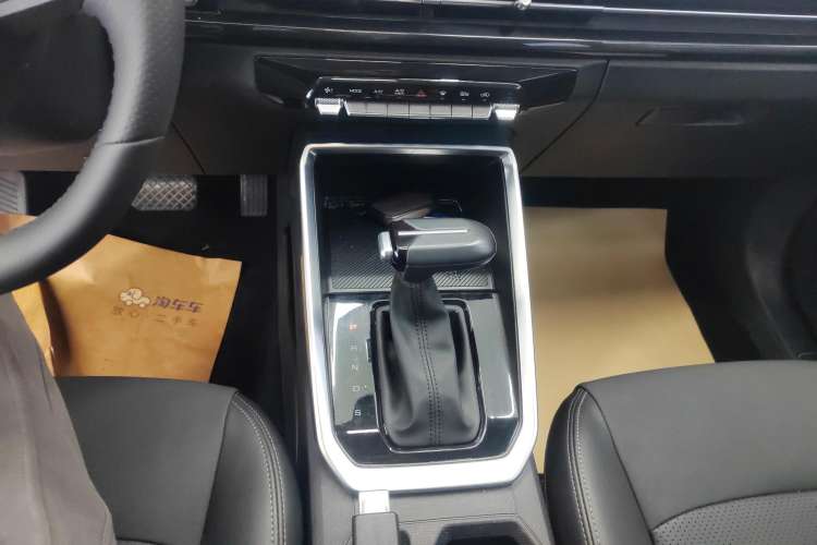 Used Wuling Alvez 2022 1.5L CVT Comfort Edition Gear Lever