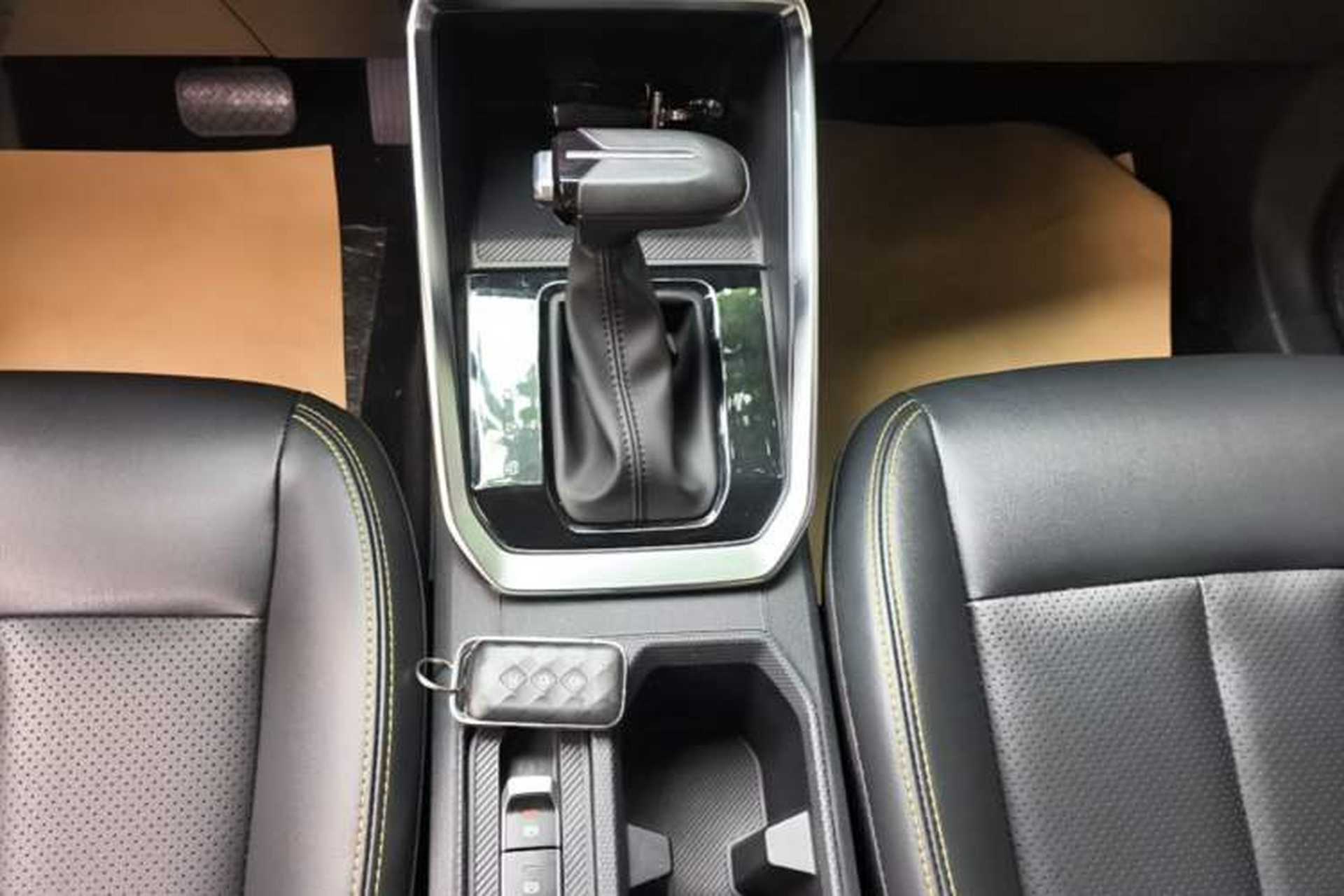 Used Wuling Alvez 2022 1.5T CVT Trendy & Cool Edition Gear Lever