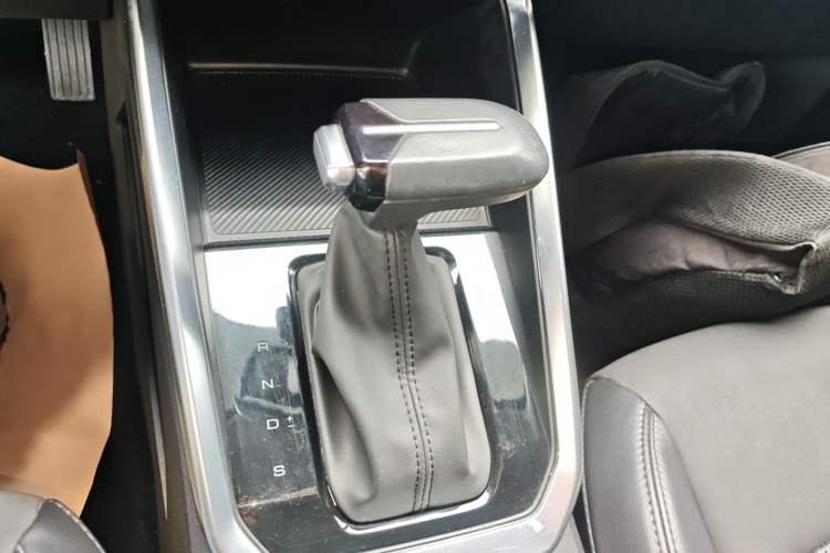 Used Wuling Alvez 2022 1.5L CVT Comfort Edition Gear Lever