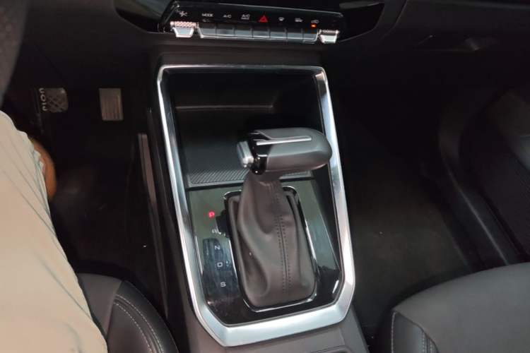Used Wuling Alvez 2022 1.5L CVT Comfort Edition Gear Lever