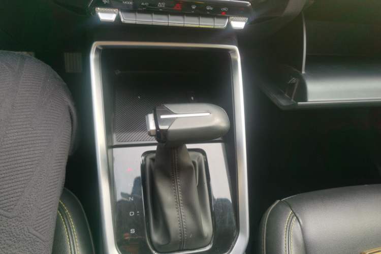 Used Wuling Alvez 2022 1.5T CVT Trendy & Cool Edition Gear Lever