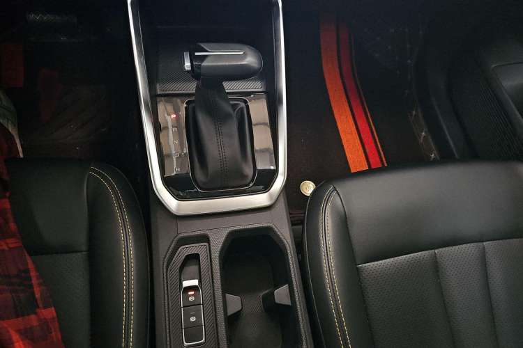 Used Wuling Alvez 2022 1.5T CVT Trendy & Cool Edition Gear Lever