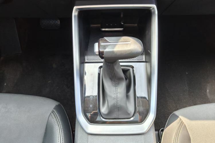 Used Wuling Alvez 2022 1.5L CVT Comfort Edition Gear Lever