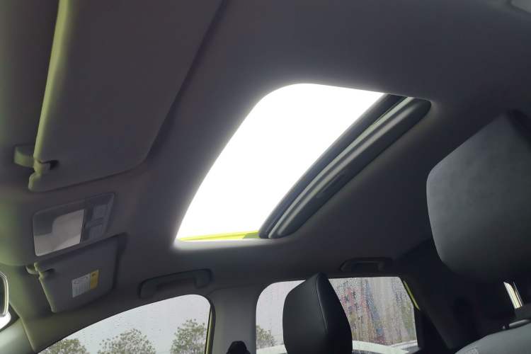 Used Wuling Alvez 2022 1.5L CVT Comfort Edition Headliner