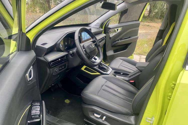 Used Wuling Alvez 2022 1.5T CVT Trendy & Cool Edition Interior 1