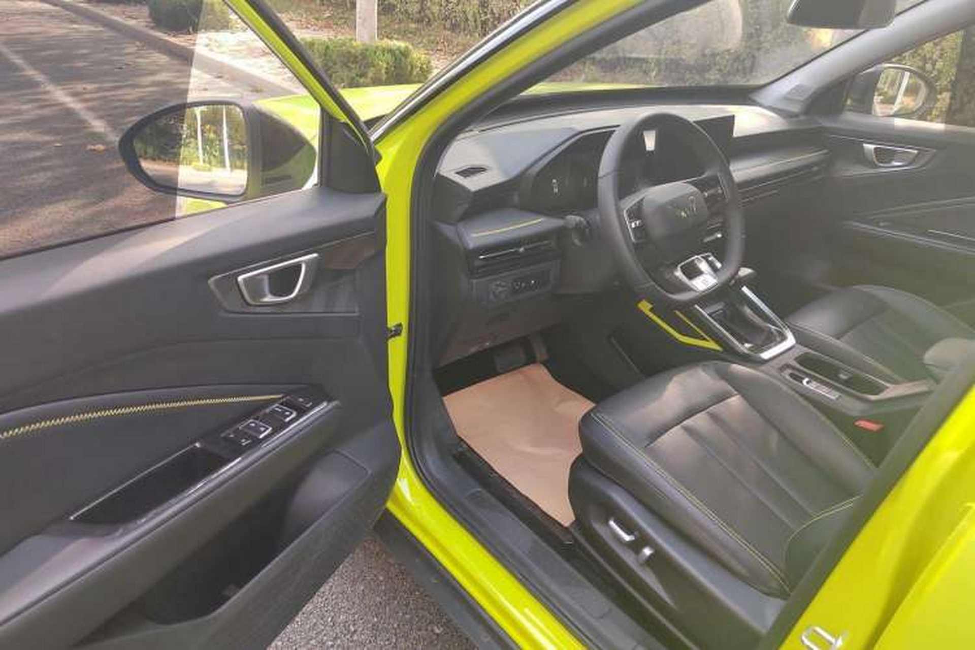 Used Wuling Alvez 2022 1.5T CVT Trendy & Cool Edition Interior 2