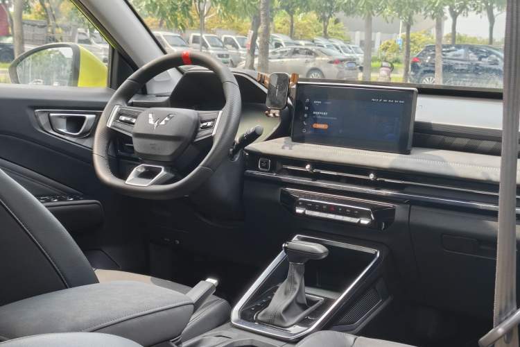 Used Wuling Alvez 2022 1.5L CVT Comfort Edition Interior 2