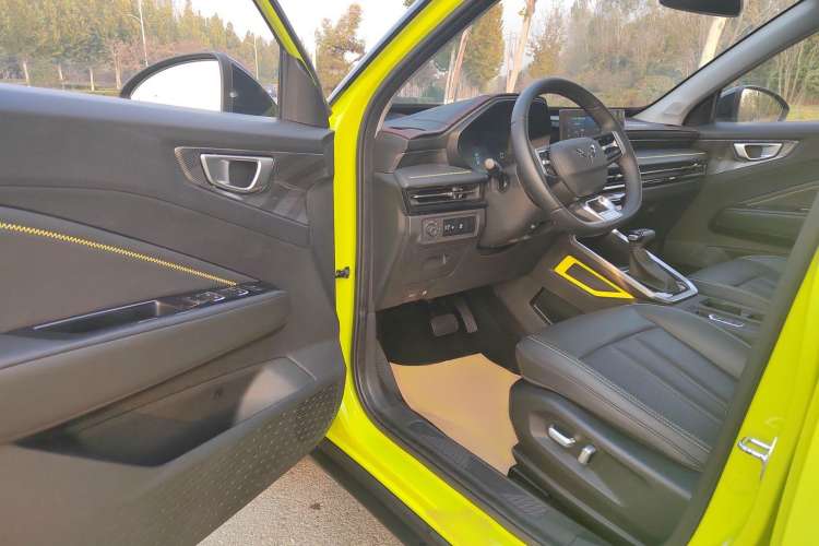 Used Wuling Alvez 2022 1.5T CVT Trendy & Cool Edition Interior 2
