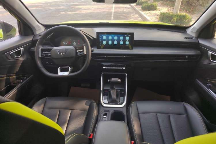 Used Wuling Alvez 2022 1.5T CVT Trendy & Cool Edition Interior 3