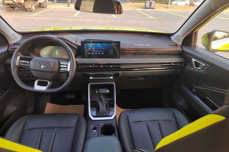 Used Wuling Alvez 2022 1.5T CVT Trendy & Cool Edition Interior 3