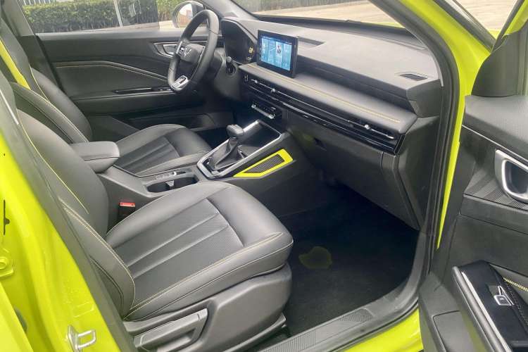 Used Wuling Alvez 2022 1.5T CVT Trendy & Cool Edition Interior 3