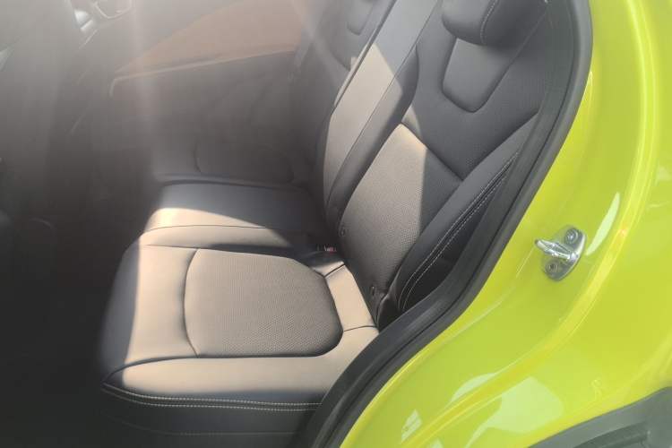 Used Wuling Alvez 2022 1.5T CVT Trendy & Cool Edition Interior 4