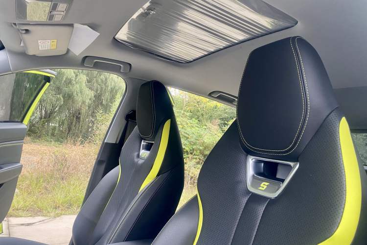 Used Wuling Alvez 2022 1.5T CVT Trendy & Cool Edition Interior 4