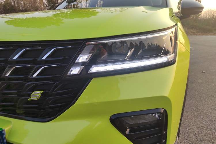 Used Wuling Alvez 2022 1.5T CVT Trendy & Cool Edition Left Front Headlight