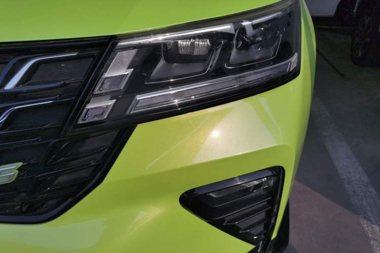 Used Wuling Alvez 2022 1.5T CVT Trendy & Cool Edition Left Front Headlight