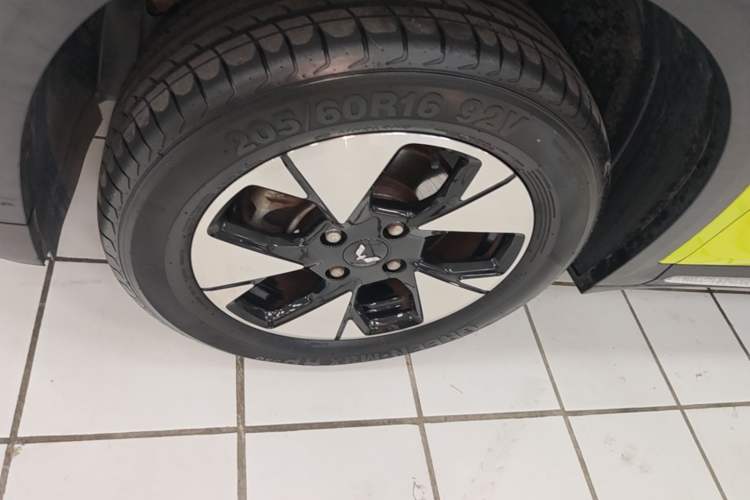 Used Wuling Alvez 2022 1.5L CVT Comfort Edition Left Front Wheel Hub