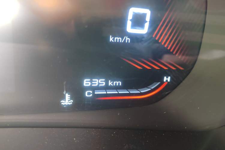Used Wuling Alvez 2022 1.5T CVT Trendy & Cool Edition Odometer Close Up