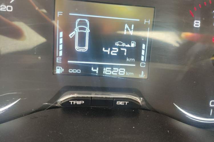 Used Wuling Alvez 2022 1.5L Manual Comfort Version Odometer Close Up