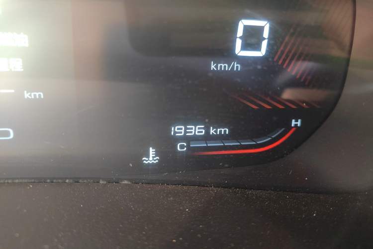 Used Wuling Alvez 2022 1.5T CVT Trendy & Cool Edition Odometer Close Up