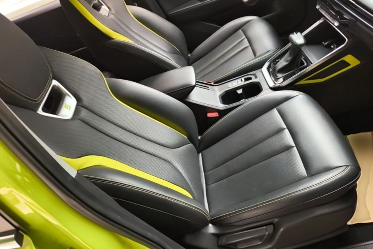 Used Wuling Alvez 2022 1.5T CVT Trendy & Cool Edition Right Front Seat