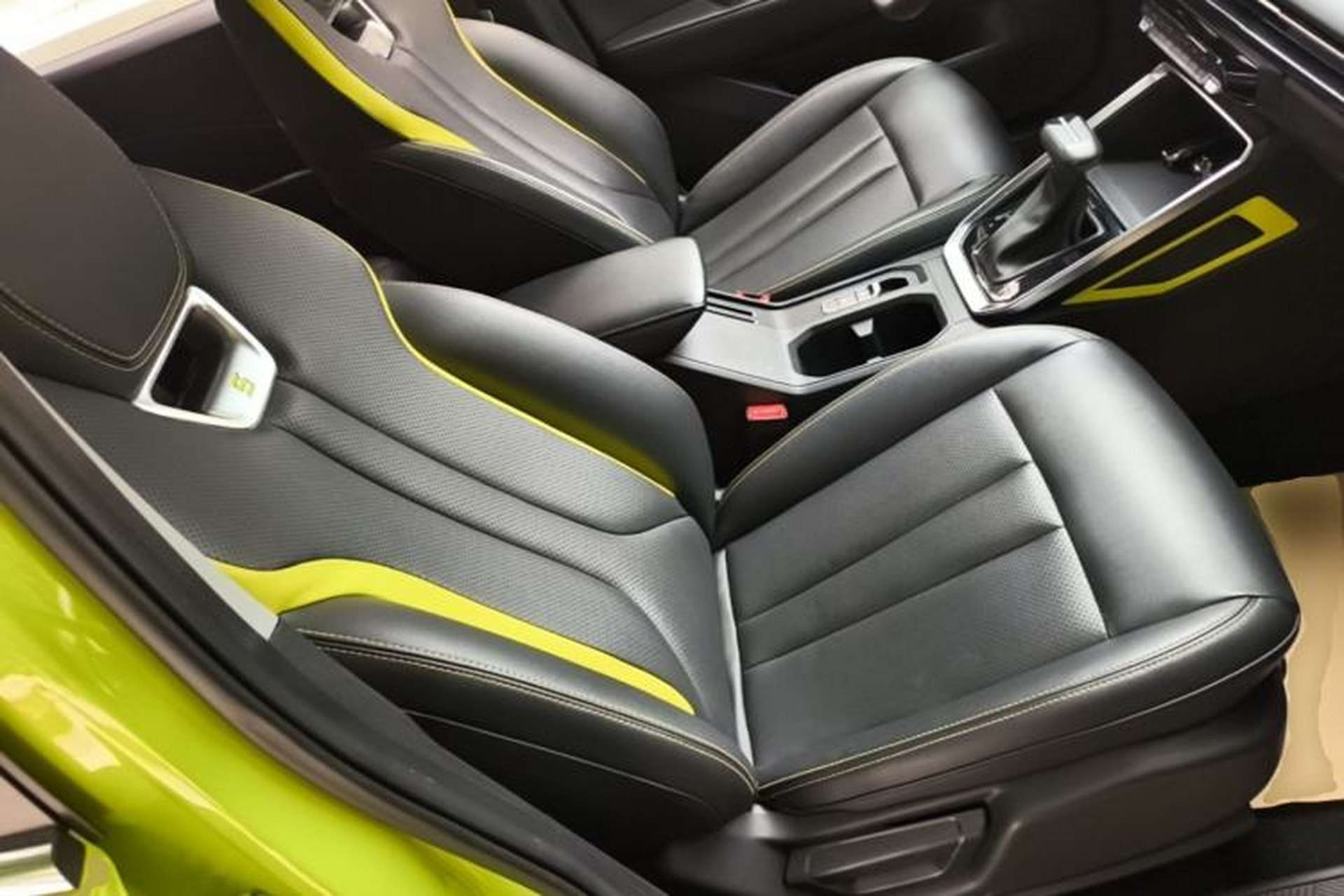 Used Wuling Alvez 2022 1.5T CVT Trendy & Cool Edition Right Front Seat
