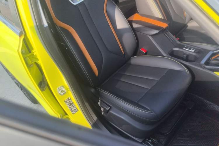 Used Wuling Alvez 2022 1.5T CVT Trendy & Cool Edition Right Front Seat