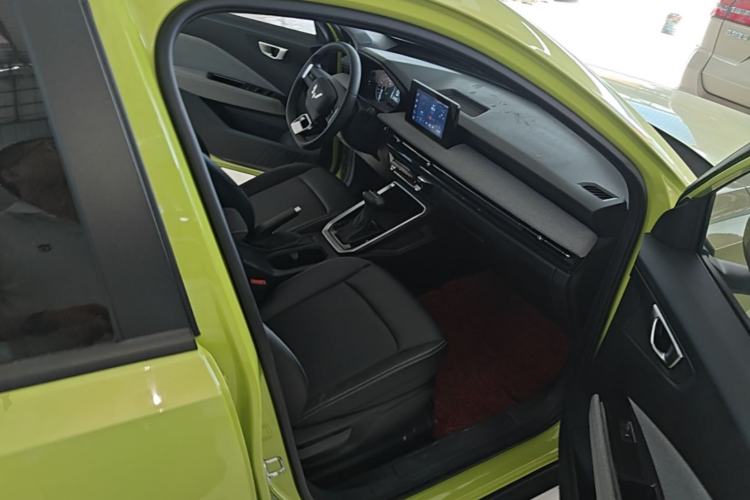 Used Wuling Alvez 2022 1.5L CVT Comfort Edition Right Front Seat