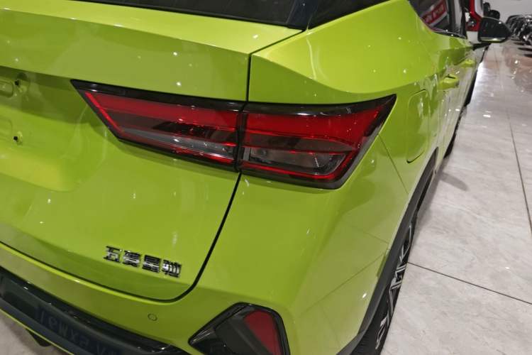 Used Wuling Alvez 2022 1.5T CVT Trendy & Cool Edition Right Rear Taillight