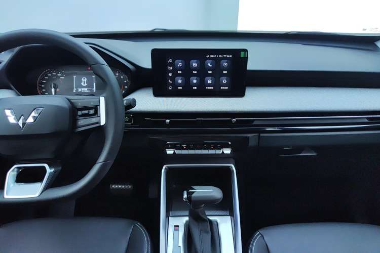 Used Wuling Alvez 2022 1.5L CVT Comfort Edition Audio And AC Panel