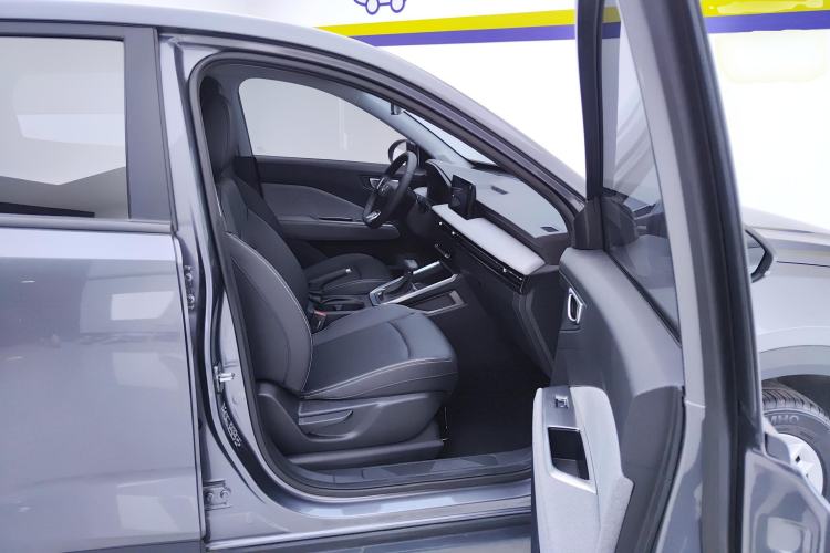 Used Wuling Alvez 2022 1.5L CVT Comfort Edition Right Front Seat