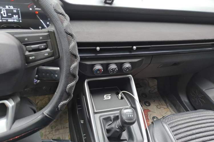 Used Wuling Alvez 2022 1.5L Manual Free-Style Model Audio And AC Panel