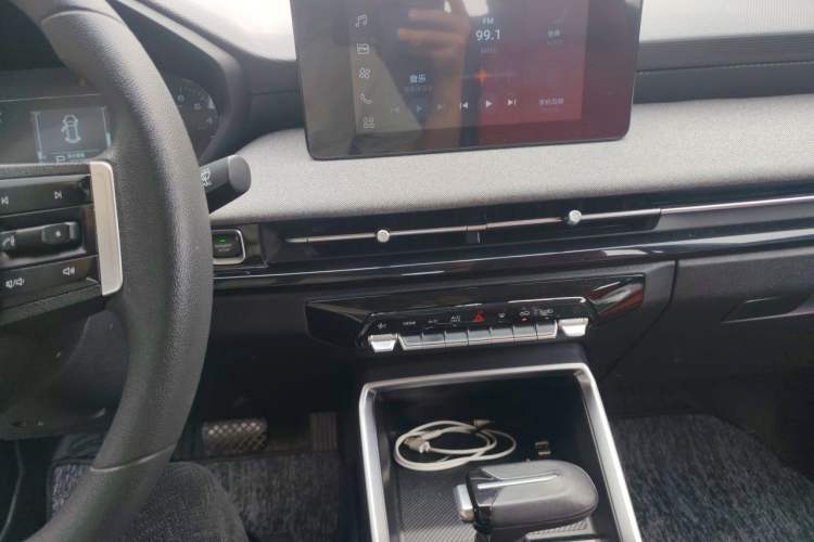Used Wuling Alvez 2022 1.5L CVT Comfort Edition Audio And AC Panel