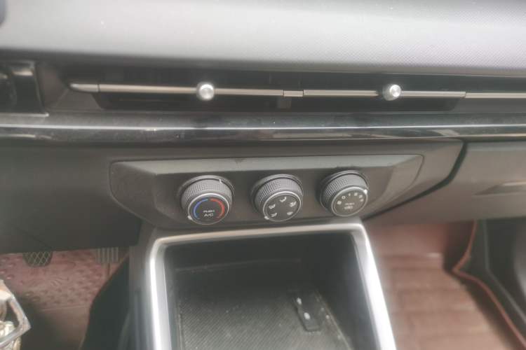 Used Wuling Alvez 2022 1.5L Manual Free-Style Model Audio And AC Panel