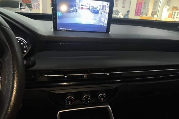 Used Wuling Alvez 2022 1.5L Manual Free-Style Model Audio And AC Panel