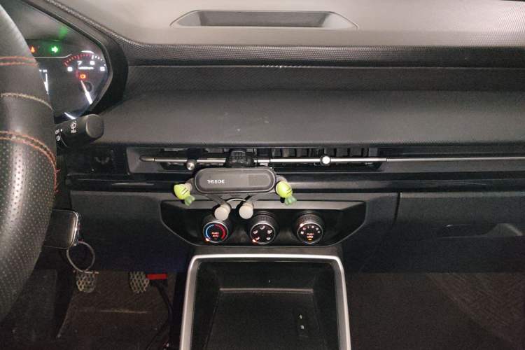 Used Wuling Alvez 2022 1.5L Manual Free-Style Model Audio And AC Panel